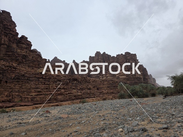 جبال تبوك الصخرية الحمراء في السعودية