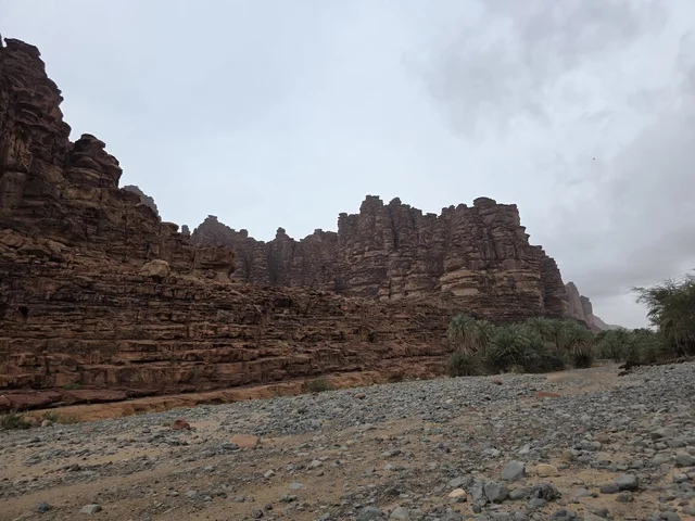 جبال تبوك الصخرية الحمراء في السعودية