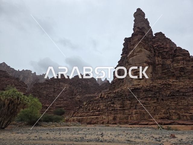 جبال تبوك الرملية في السعودية تحت الغيوم