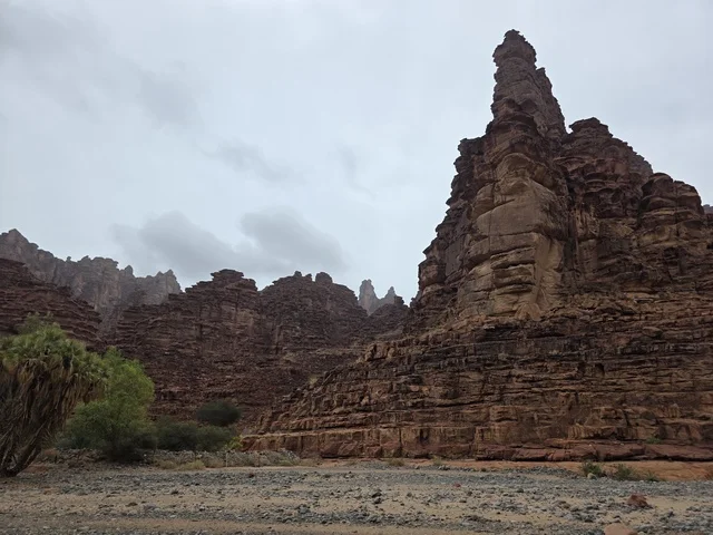 جبال تبوك الرملية في السعودية تحت الغيوم