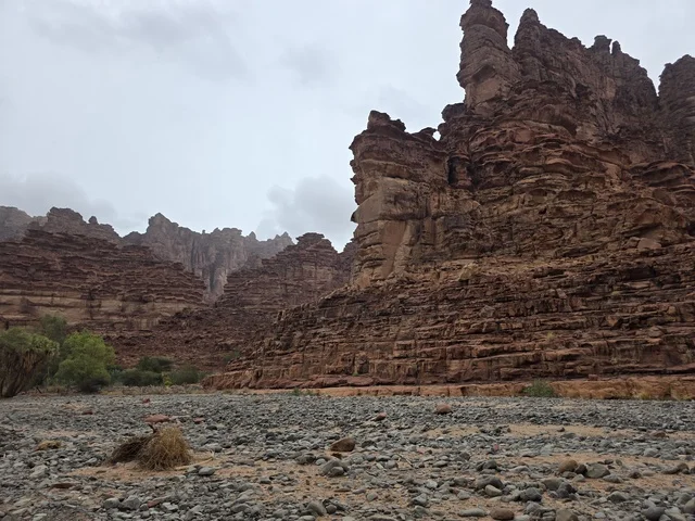 الجبال الصخرية الحمراء في تبوك السعودية