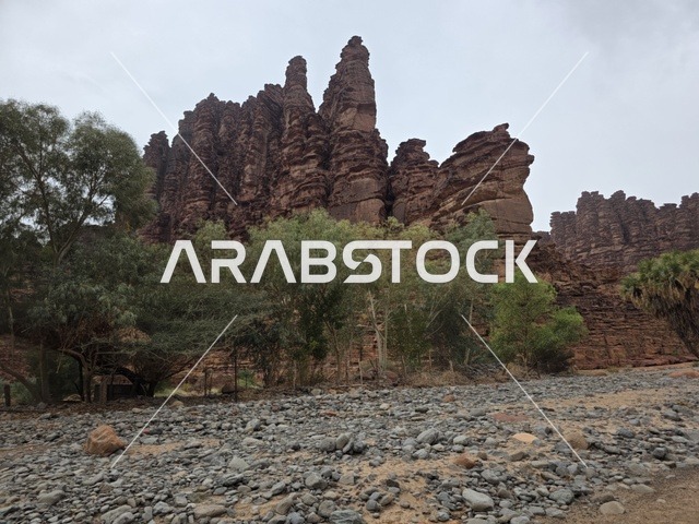 جبال تبوك السعودية مع التكوينات الصخرية الرملية