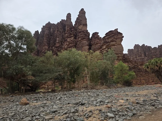 جبال تبوك السعودية مع التكوينات الصخرية الرملية