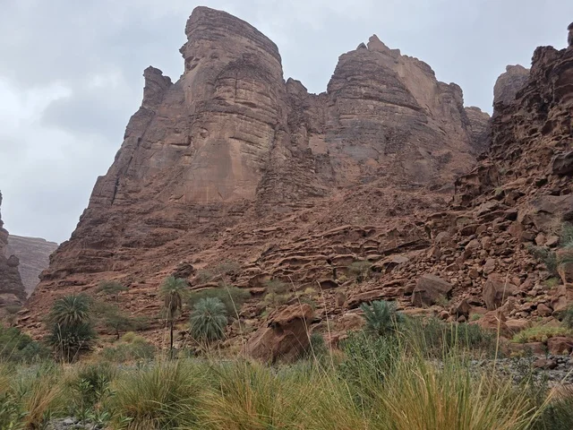 جبال تبوك السعودية والمنحدرات الصخرية الحمراء الشاهقة