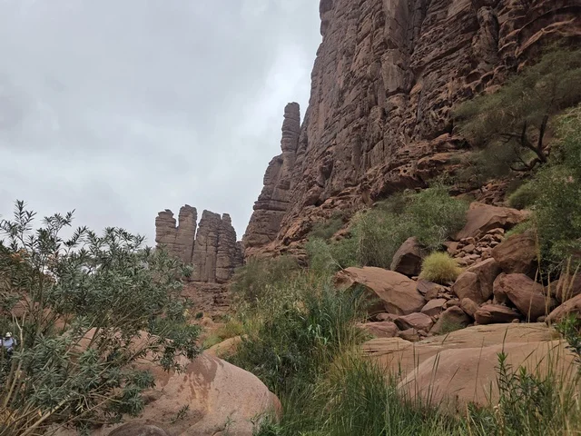 جبال تبوك الرملية الحمراء في السعودية