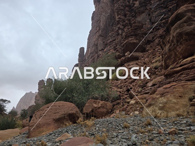 جبال تبوك الصخرية والمنحدرات الحمراء في السعودية