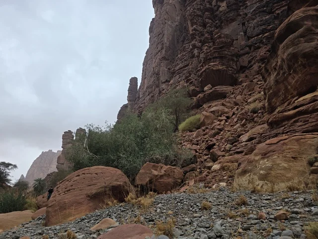 جبال تبوك الصخرية والمنحدرات الحمراء في السعودية