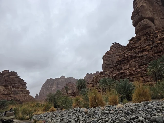 جبال تبوك الحمراء والواحة الخضراء في السعودية