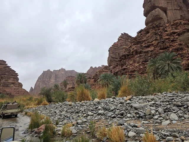 مركبة دفع رباعي في وادي جبال تبوك السعودية