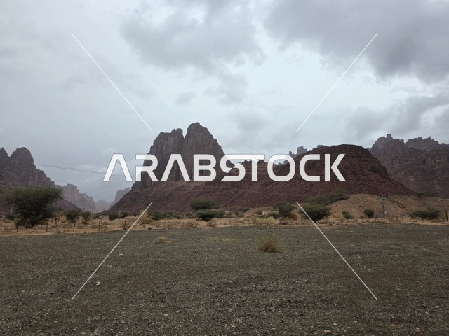 جبال تبوك في السعودية تحت سماء غائمة