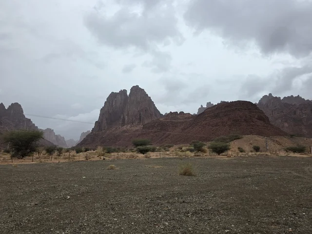 جبال تبوك في السعودية تحت سماء غائمة