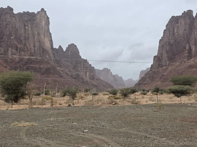 جبال تبوك في السعودية مشهد طبيعي صحراوي