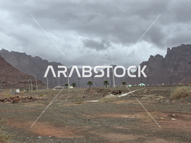 جبال تبوك السعودية تحت سماء ملبدة بالغيوم