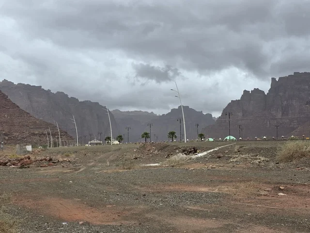 جبال تبوك السعودية تحت سماء ملبدة بالغيوم