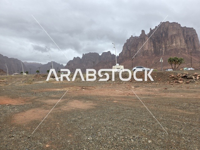 جبال تبوك في المملكة العربية السعودية تحت سماء غائمة