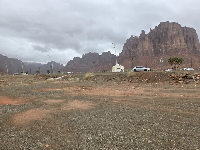 جبال تبوك في المملكة العربية السعودية تحت سماء غائمة