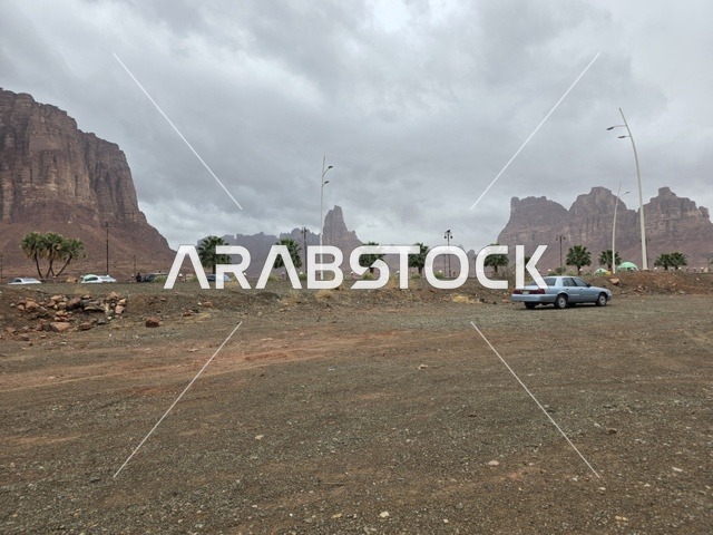 جبال تبوك في السعودية تحت سماء غائمة