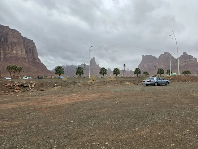 جبال تبوك في السعودية تحت سماء غائمة