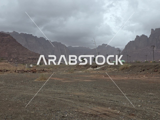 جبال تبوك السعودية تحت سماء غائمة