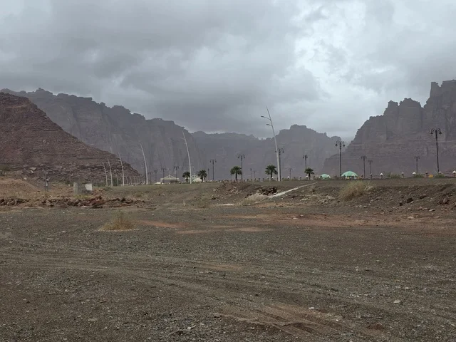 جبال تبوك السعودية تحت سماء غائمة