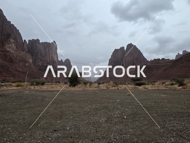 جبال تبوك السعودية في مشهد صحراوي غائم