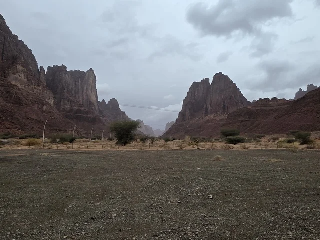 جبال تبوك السعودية في مشهد صحراوي غائم