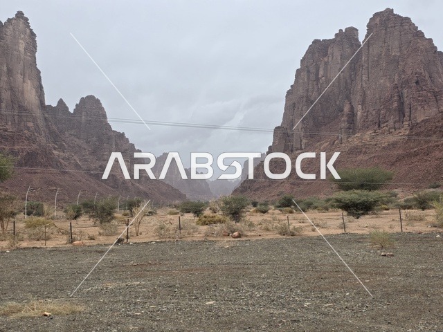 جبال تبوك السعودية مناظر طبيعية صحراوية سماء غائمة