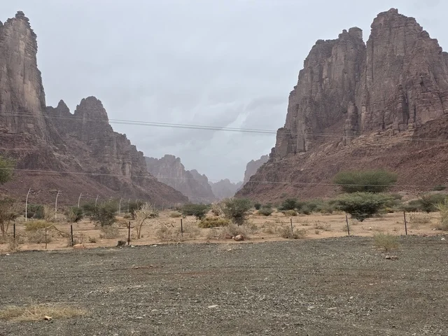 جبال تبوك السعودية مناظر طبيعية صحراوية سماء غائمة