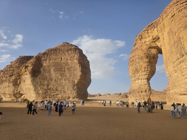 زوار جبل الفيل في منطقة العلا السياحية بالمملكة العربية السعودية