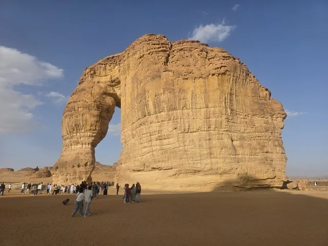 صخرة الفيل العلا السعودية معلم صحراوي