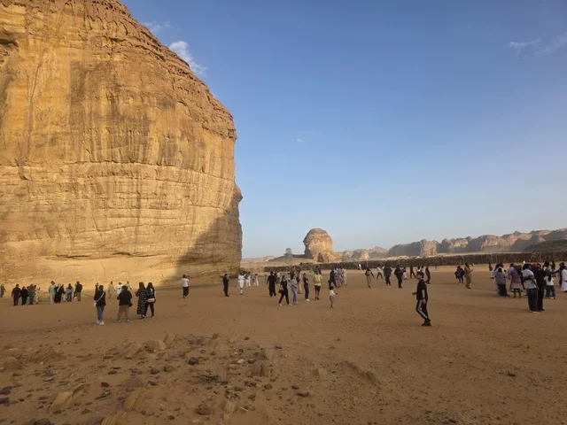 سياح عند صخرة الفيل في منطقة العلا بالسعودية