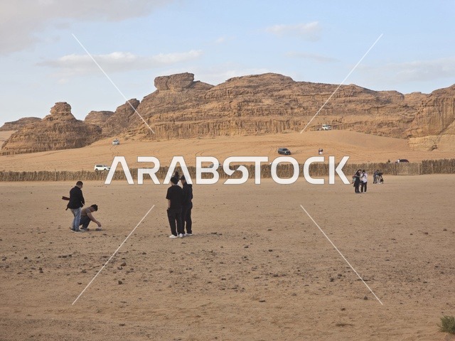 سياح في منطقة العلا الصحراوية بالسعودية