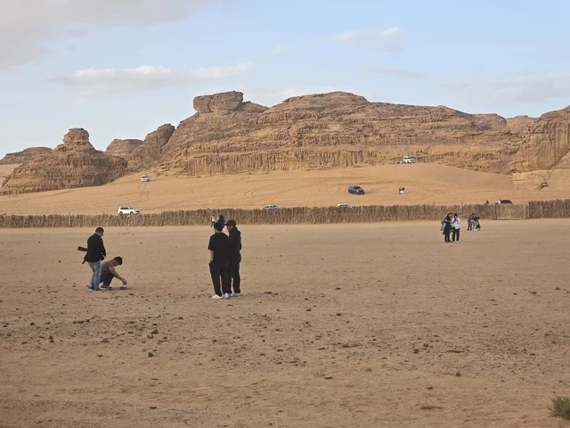 سياح في منطقة العلا الصحراوية بالسعودية