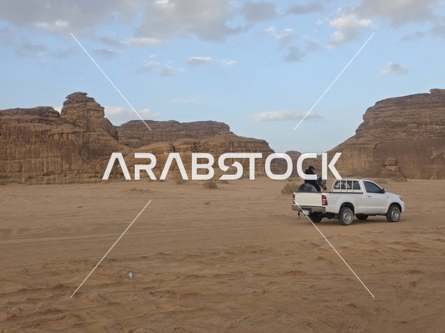 شاحنة بيك آب في صحراء العلا بالمملكة العربية السعودية