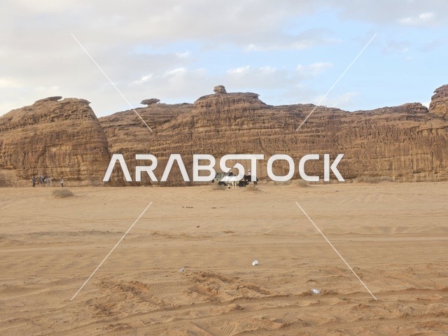 مناظر الجبال الصخرية والصحراء الرملية في العلا بالسعودية