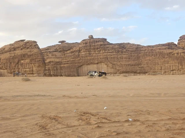 مناظر الجبال الصخرية والصحراء الرملية في العلا بالسعودية