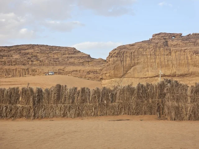 مناظر صحراء العلا وجبالها الرملية في السعودية