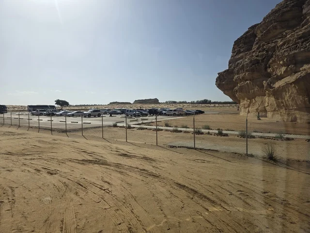 مواقف سيارات سياحية بجانب التكوينات الصخرية في العلا