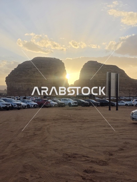 غروب الشمس خلف الجبال الصخرية في العلا بالسعودية