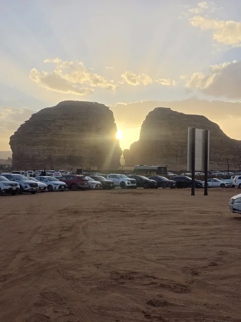 غروب الشمس خلف الجبال الصخرية في العلا بالسعودية