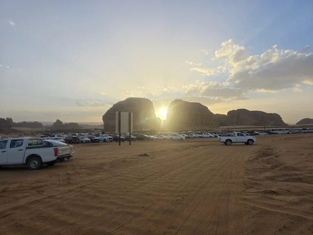 جبال العلا وتشكيلات صخرية وقت الغروب بالسعودية