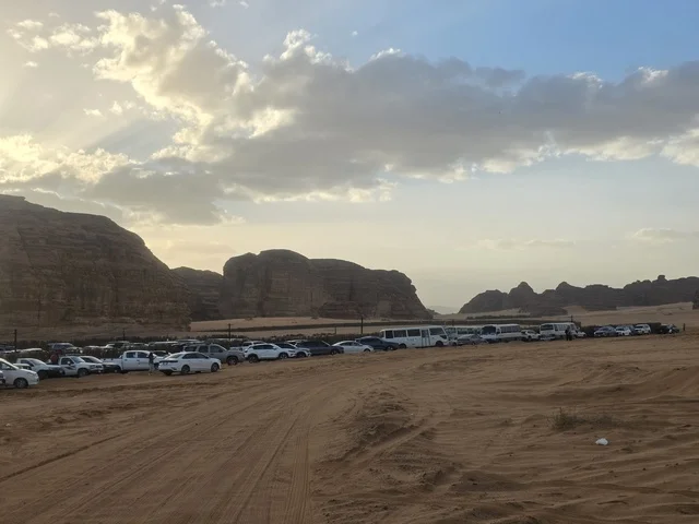مواقف الحافلات والسياح في صحراء العلا بالسعودية