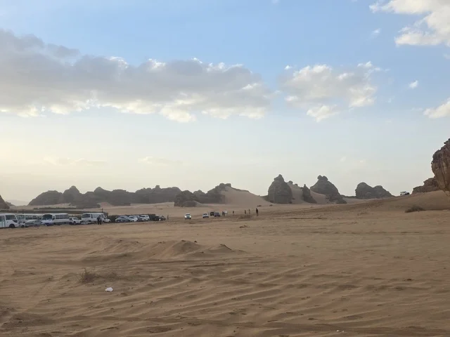 منظر طبيعي لصحراء العلا مع التشكيلات الصخرية في السعودية