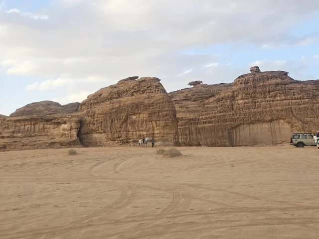 العلا السعودية مناظر طبيعية وتكوينات صخرية في الصحراء