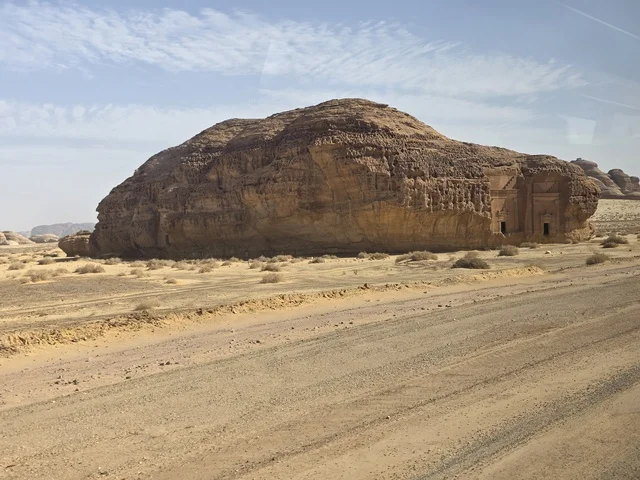 جبال العلا ومقابر الحجر النبطية في السعودية