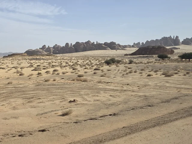 جبال العلا والتكوينات الصخرية في صحراء السعودية