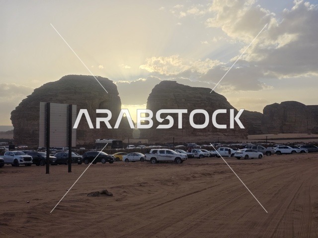 جبال العلا في السعودية عند الغروب وموقف السيارات