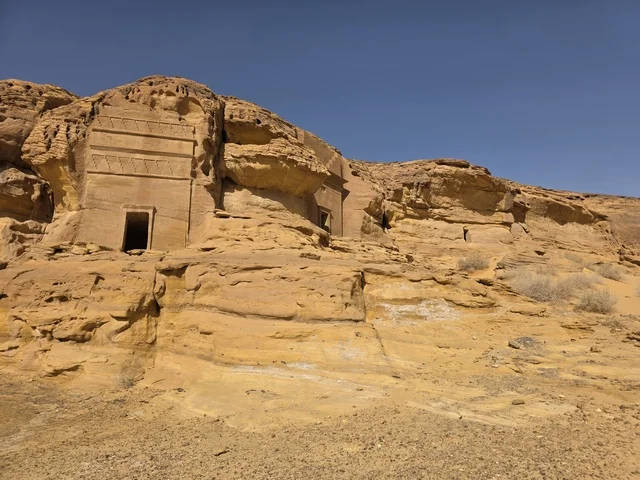 مقابر الأنباط القديمة في جبال العلا بالسعودية