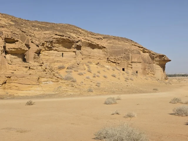 المقابر النبطية القديمة في جبال العلا بالسعودية