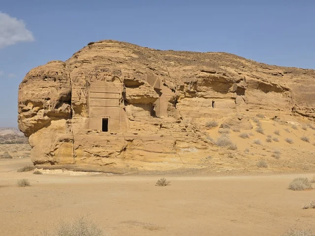 مقبرة نبطية قديمة في جبال العلا بالسعودية